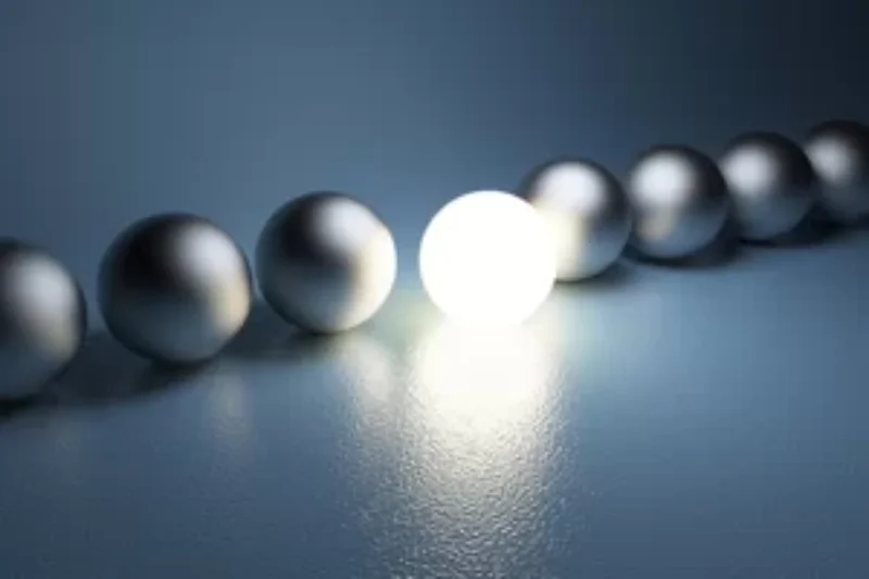 Rayon de lumière traversant un espace sombre — clarté dans la complexité